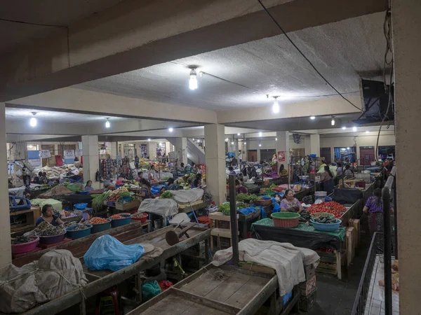 ANTIGUA, GUATEMALA FEBRERO 2 2019: El mercado cubierto en Santiago Atitlán está lleno de productos agrícolas, lago Atitl jalá, febrero 2 2019 Antigua, Guataemala — Foto de Stock