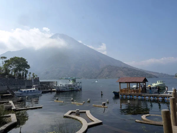 El lago volcánico Atitlán en Guatemala es considerado uno de los más bellos y es una gran atracción turística — Foto de Stock