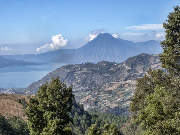 Vista del volcán Atitlán, Tolimán y San Pedro sobre el lago Atitlán, Guatemala — Foto de Stock