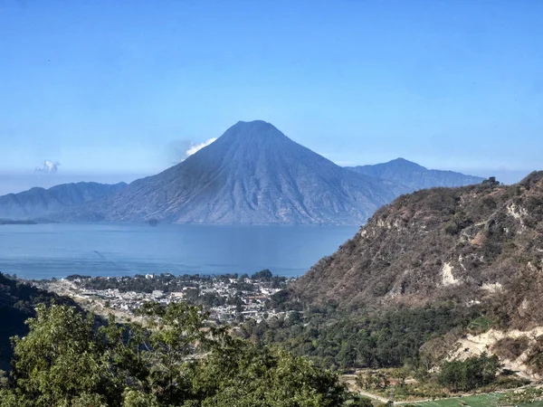 Vista del volcán Atitlán, Tolimán y San Pedro sobre el lago Atitlán, Guatemala — Foto de Stock