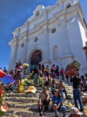 Chichicastenango, Guatemala 3 Şubat 2019: İnsanlar kilise Santo Tomas, 3 Şubat 2019 Chichicastenango, Guatemala merdivenlerde