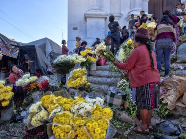 Chichicastenango, Guatemala 3 Şubat 2019: İnsanlar kilise Santo Tomas, 3 Şubat 2019 Chichicastenango, Guatemala merdivenlerde