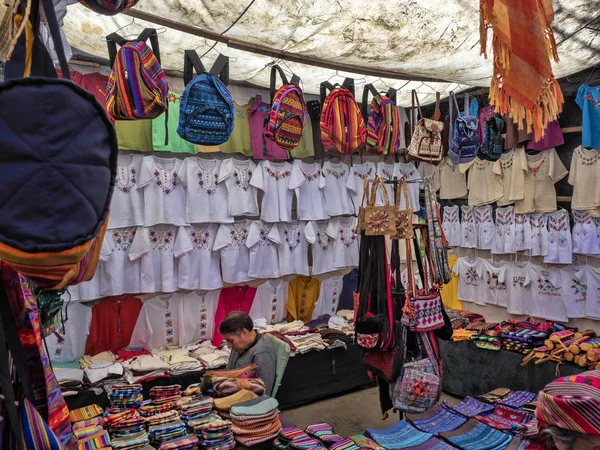 N Chichicastenango son el famoso mercado dominical, Guatemala — Foto de Stock
