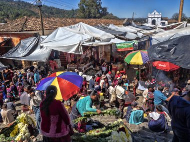 Chichicastenango, Guatemala 3 Şubat 2019: İnsanlar kilise Santo Tomas, 3 Şubat 2019 Chichicastenango, Guatemala merdivenlerde