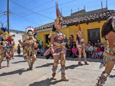 Cunen, Guatemala February4 2019: geleneksel kostümleri maskeli dans kızlar, 4 Şubat 2019 Cunen, Guatemala