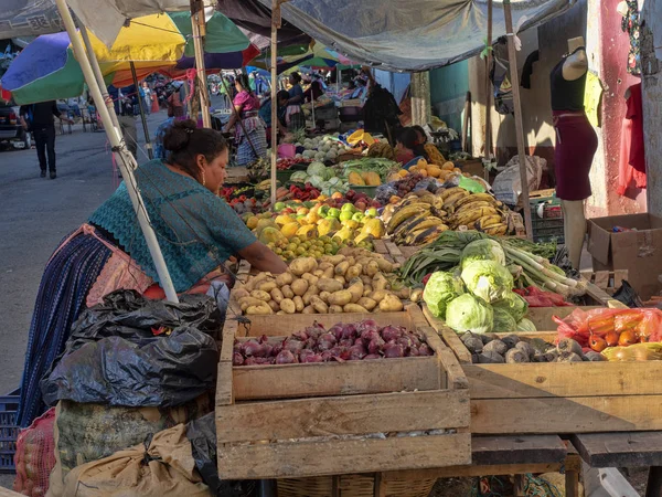 GUATEMALA  FEBRUARY 4  2019: Local marketplace in central Guatemala,   february 4 2019 Quetzaltenango, Guatemala — Stock Photo, Image