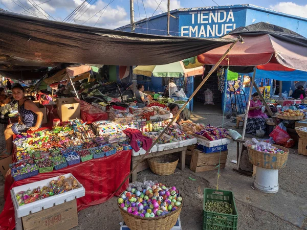 GUATEMALA FEBRERO 4 2019: Mercado local en Guatemala central, 4 de febrero de 2019 Quetzaltenango, Guatemala — Foto de Stock