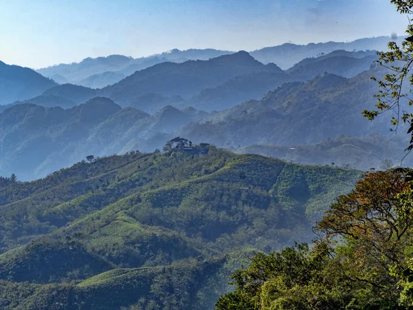 Valle de niebla roto, centro de Guatemala . — Foto de Stock