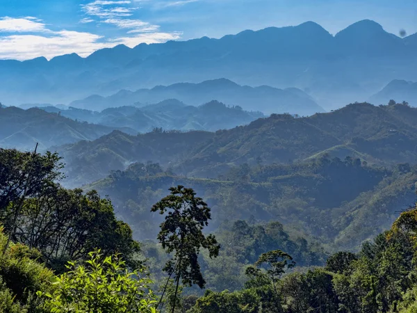 Valle de niebla roto, centro de Guatemala . — Foto de Stock