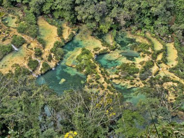 Güzel cascade, Semuc champey, Guatemala, üstten görünüm.