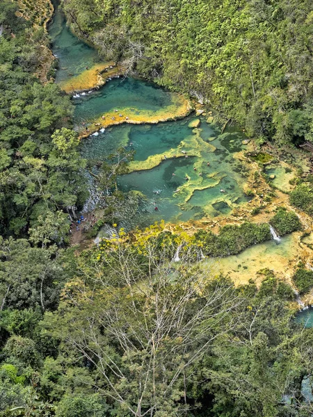 Felülnézete a gyönyörű vízesés, Semuc champey, Guatemala. — Stock Fotó