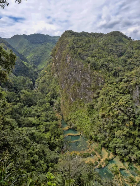 Felülnézete a gyönyörű vízesés, Semuc champey, Guatemala. — Stock Fotó