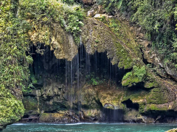 Cahabon річка утворює численні каскади, Semuc Шампе, Гватемала. — стокове фото