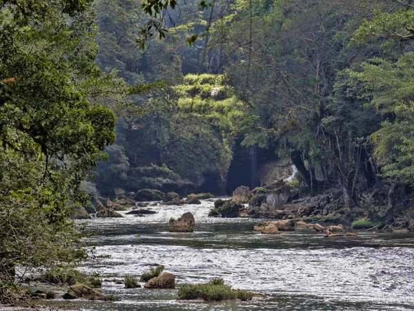 卡哈布河, 形成众多的瀑布, 塞穆克尚佩伊, 危地马拉. — 图库照片