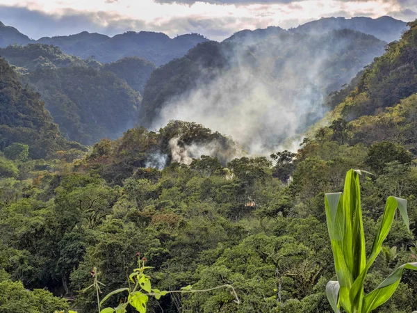 El vapor de agua sube desde el valle, Guatemala — Foto de Stock