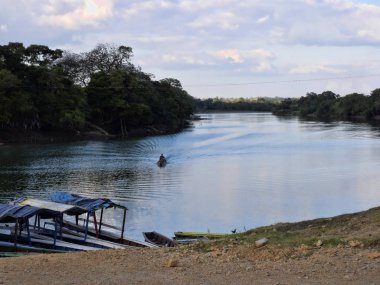 Küçük vapur Rio Cahabon, Guatemala