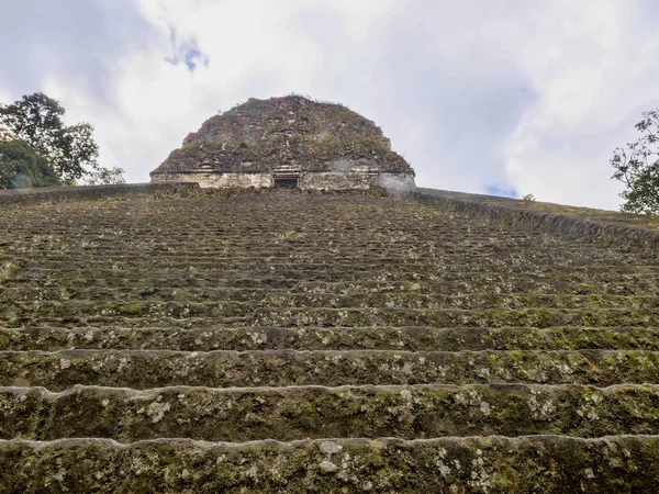 Pirámides en la ciudad maya más significativa de Tikal Park, Guatemala — Foto de Stock