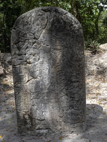 Stone artefakter i landets mest betydande Maya staden Tikal Park, Guatemala — Stockfoto