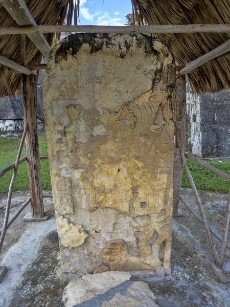 Artefacts en pierre de la plus importante ville maya de Tikal Park, Guatemala — Photo