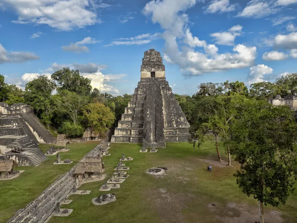 ティカル公園、グアテマラの国家の最も重要なマヤの都市にジャガーのピラミッド — ストック写真