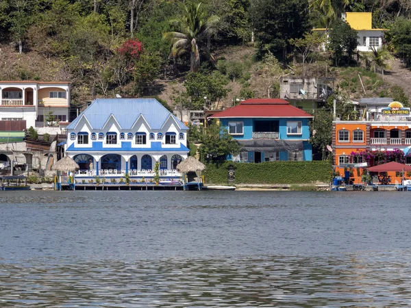 Casas coloridas en el Lago Petén Itza, Flores, Guatemala — Foto de Stock