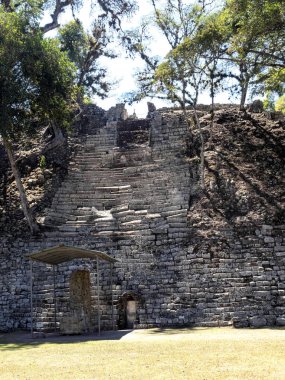 Guatemala sınırına yakın Maya uygarlığının Copan sit alanı. 5 ana klasik Krallık Dönemi için 9 yy başkenti oldu.