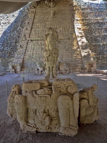 コパン グアテマラとの国境から遠くないのマヤ文明の遺跡。紀元 9 世紀にかけて 5 日からメインの古典的な王国の都だった. — ストック写真