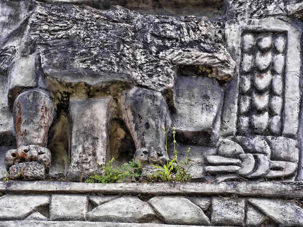 Details von Maya-Szenen in Stein gemeißelt. archäologische Stätte, xunantunich, belize — Stockfoto