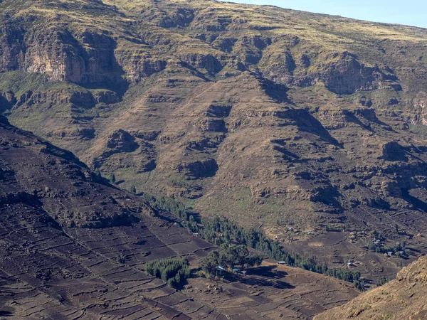 Piccole case dei nativi sulle pendici dei Monti Simien in Etiopia — Foto Stock