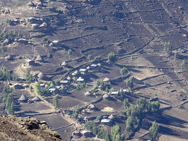 Małe domy tubylców na zboczach gór Simien w Etiopii — Zdjęcie stockowe
