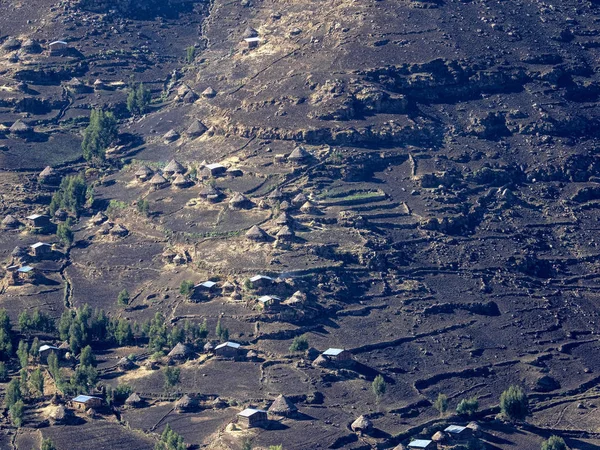 Piccole case dei nativi sulle pendici dei Monti Simien in Etiopia — Foto Stock