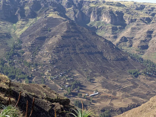 Pequeñas casas de los nativos en las laderas de las montañas Simien en Etiopía — Foto de Stock