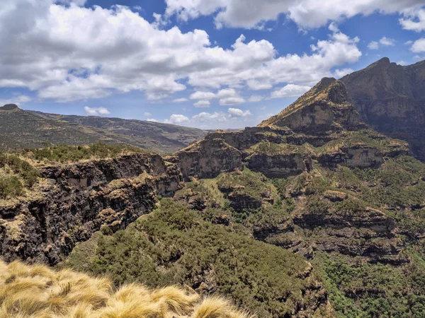 Hermosa cordillera en el Parque Nacional de las Montañas Simien en Etiopía — Foto de Stock
