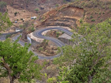 Kuzey Etiyopya 'daki dağlık arazide virajlı yol