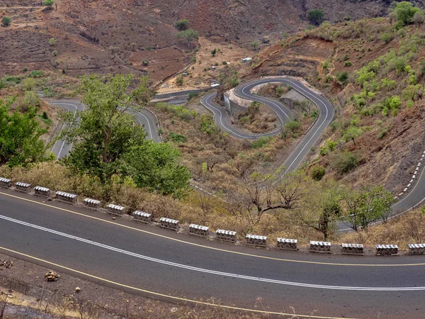 Strada tortuosa nel paesaggio montano nel nord dell'Etiopia — Foto Stock