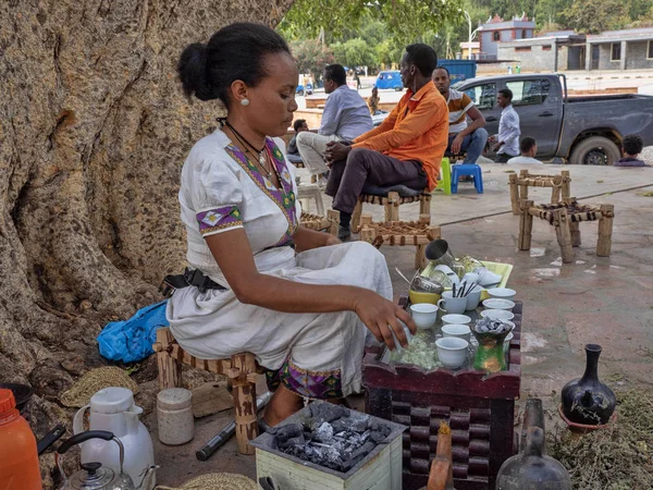 Etiopien, 27 april 2019, Coffee Shop assistent, det är en ceremoni, 27 april. 2019, Etiopien — Stockfoto