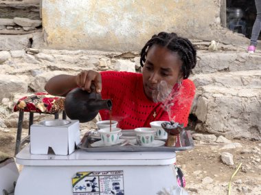  Etiyopya, 28 Nisan.2019, Etiyopyalı kız geleneksel kahve hazırlıyor, 28 Nisan. 201, Etiyopya