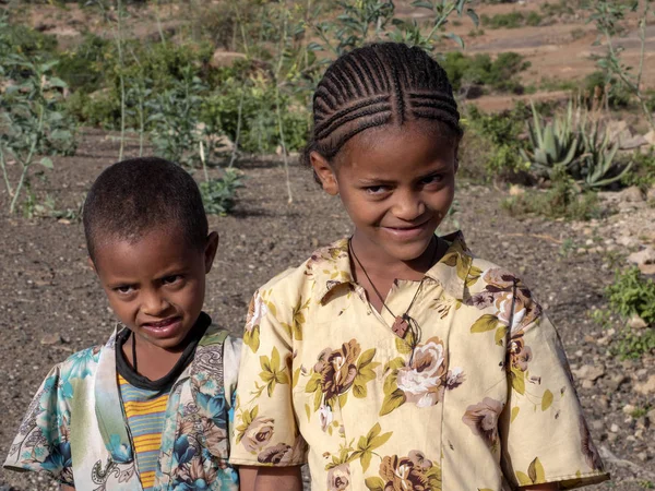 ETIOPÍA, 28 DE ABRIL DE 2019, Niños etíopes posando en la carretera, 28 de abril. 201, Etiopía — Foto de Stock