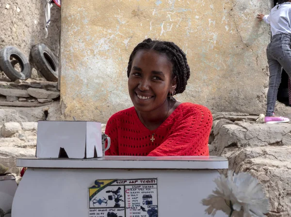 Etiopien, 28 april 2019, etiopisk flicka förbereder traditionellt kaffe, 28 april. 201, Etiopien — Stockfoto