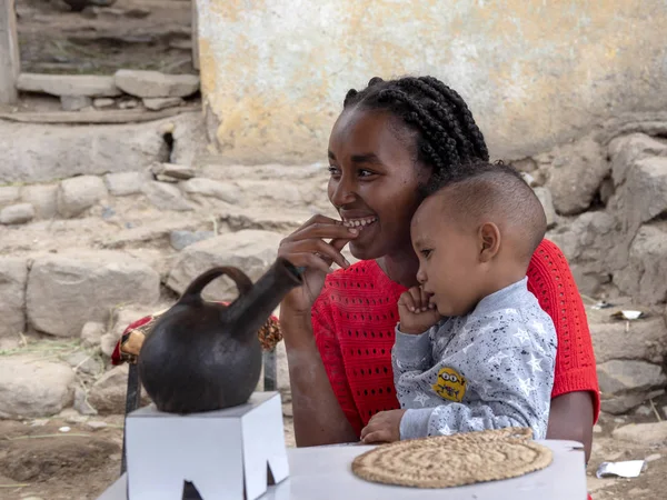 Etiopien, 28 april 2019, etiopisk flicka förbereder traditionellt kaffe, 28 april. 201, Etiopien — Stockfoto