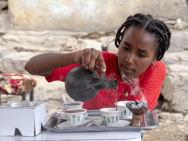 Äthiopien, 28. April 2019, äthiopisches Mädchen bereitet traditionellen Kaffee zu, 28. April. 201, Äthiopien — Stockfoto