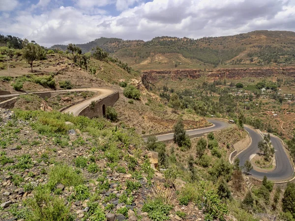 Une montée raide d'une route dans les montagnes d'Ethiopie — Photo