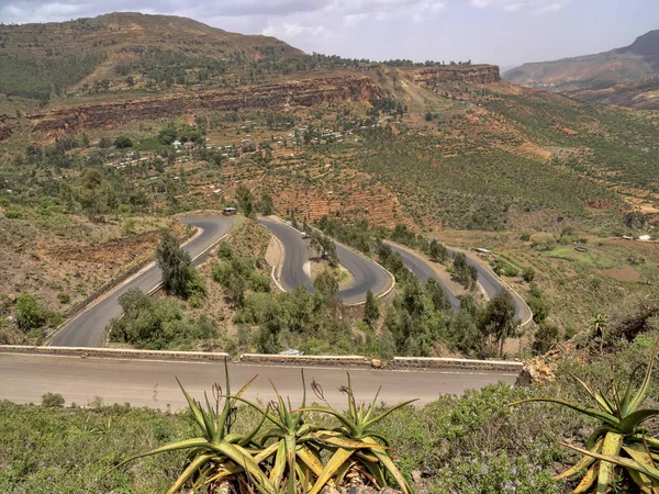 エチオピアの山岳地帯の道路の急な登り — ストック写真