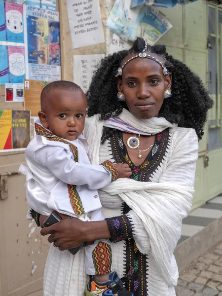 Meknes, Äthiopien, 28. April 2019, äthiopische Frauen in der Stadt haben schöne Kleider und künstlerische Frisuren, 28. April. 201, meknes, Äthiopien — Stockfoto