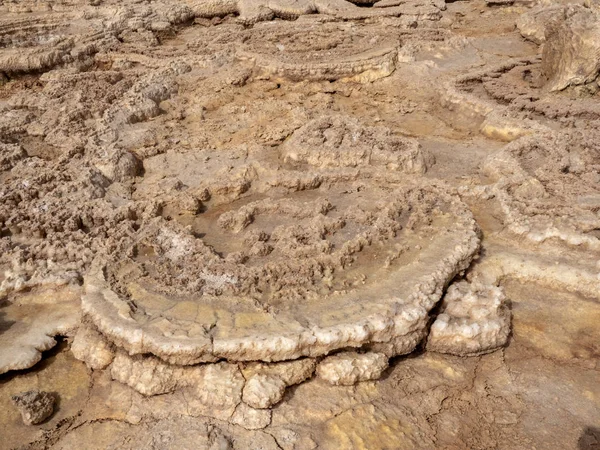 Los cristales de sal en la depresión de Danakil crean cráteres sólidos de varios tamaños. Etiopía — Foto de Stock
