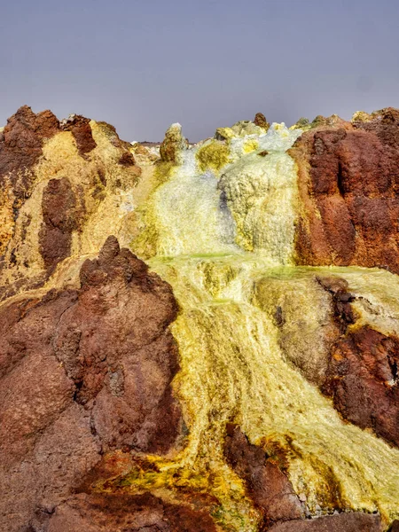 Кристаллы соли в Данакильской впадине создают невероятное разнообразие цветов. Эфиопия — стоковое фото