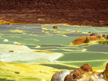 Danakil'ın depresyonu tuz kristalleri yapan inanılmaz parlak renklerde ölür. Etiyopya