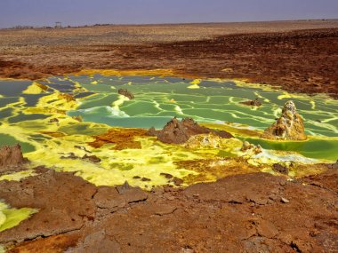 Danakil'ın depresyonu tuz kristalleri yapan inanılmaz parlak renklerde ölür. Etiyopya