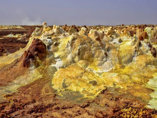 Danakils Depression stirbt unglaublich helle Farben, die Salzkristalle bilden. Äthiopien — Stockfoto