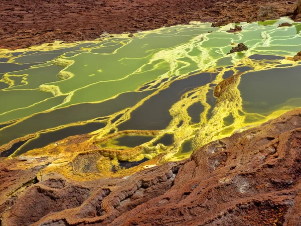 Danakils Depression stirbt unglaublich helle Farben, die Salzkristalle bilden. Äthiopien — Stockfoto